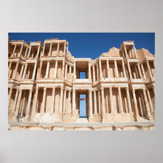 Fassade und Bühne des römischen Amphitheaters Poster (Vorne)
