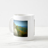 Fassbinder-Felsen übersehen im Fall. West Virginia Kaffeetasse (Vorderseite Links)