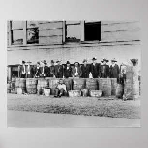 Fässer mit Schwarzgebranntem, 1922. Vintage-Foto Poster