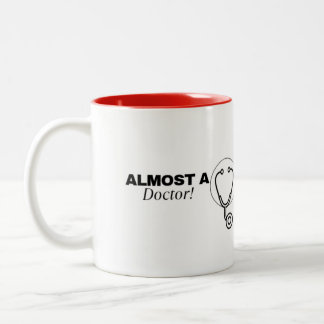 "Fast ein Arzt"-Tasse Zweifarbige Tasse