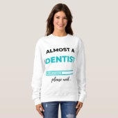 Fast ein Zahnarzt 2 Sweatshirt (Vorne ganz)