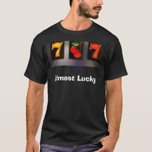 FAST GLÜCKLICHER Kasino-Schlitz-Maschinen-T - T-Shirt
