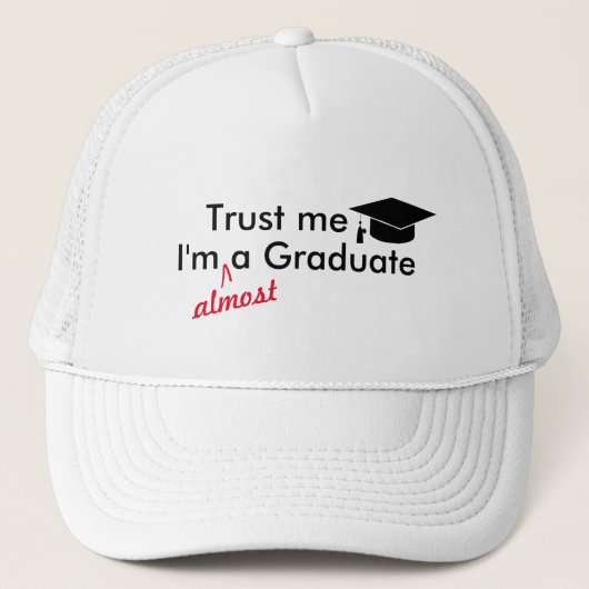 Fast Graduate Hat - Punny Graduation Cap Truckerkappe (Vorderseite)