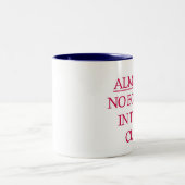 Fast keine Schnäpse in dieser Schalen-Tasse Zweifarbige Tasse (Mittel)