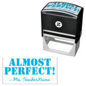 "FAST PERFEKT!" + Name des Lehrers Permastempel (Beispiel)