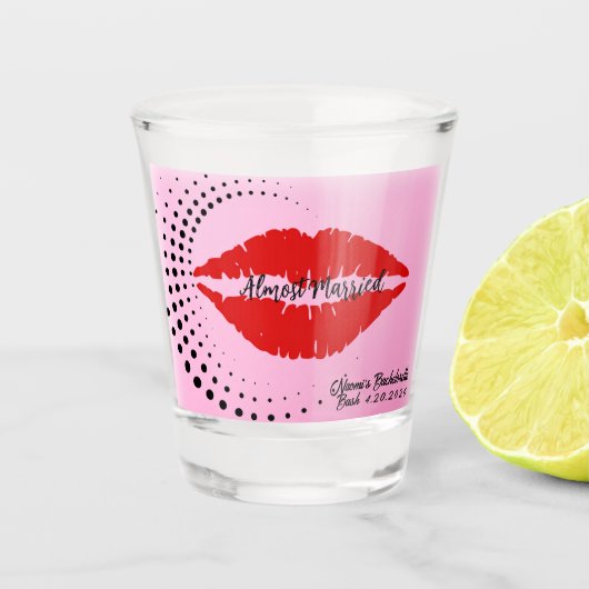 "Fast Verheiratete Lippen Bachelorette Bash Schnapsglas (Vorderseite)