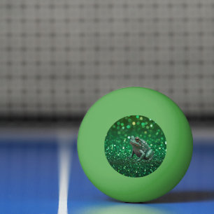 Faszinierender Aufstieg: Der grüne Funkelfrosch Tischtennisball