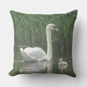 Father Swan mit Baby Throw Kissen