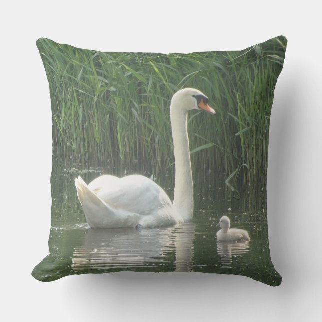 Father Swan mit Baby Throw Kissen (Vorderseite)