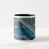 Fatih Sultan-Mehmet-Brücke über den Bosporus, Zweifarbige Tasse (Mittel)
