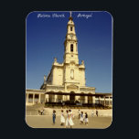 Fatima Church Portugal Magnet<br><div class="desc">Der Kühlschrankmagnet von Portugal hat eine 1960er-Jahre-Sicht auf die Fatima-Kirche,  Portugal. Einer der größten Wallfahrtsorte der Welt. Foto von Brendan Doyle.</div>