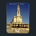 Fatima Church Portugal Magnet<br><div class="desc">Der Kühlschrankmagnet von Portugal hat eine 1960er-Jahre-Sicht auf die Fatima-Kirche,  Portugal. Einer der größten Wallfahrtsorte der Welt. Foto von Brendan Doyle.</div>