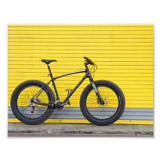 Fattrad an der gelben Wand Fotodruck (Vorne)