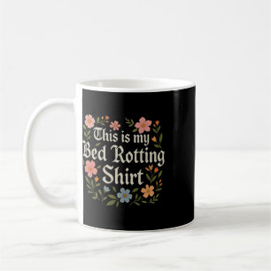 Faul auf dem Bett liegend Humorvolle psychische Ge Kaffeetasse