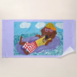 Fauler Dachshund auf einem Floß Strandtuch