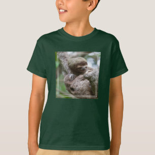 Faultier-Baby mit Mutter an einem Baum hängend T-Shirt