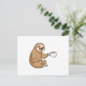 Faultier mit Kaffeetasse Postkarte (Stehend Vorderseite)