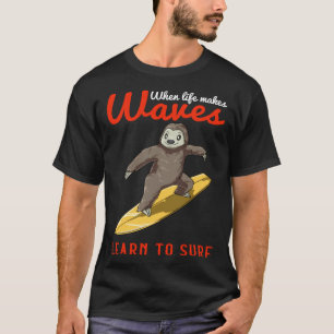 Faultier surft auf Surfbrett Lerne zu surfen T-Shirt