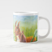 Fauna liegt im Gras und Eichhörnchen Jumbo-Tasse (Rechts)