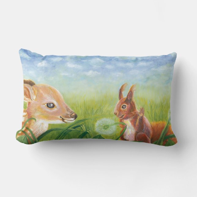 Fauna liegt im Gras und Eichhörnchen Lendenkissen (Vorderseite)