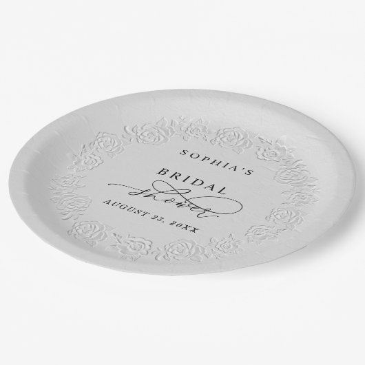 Faux Embossed White Roses Bridal Shower  Pappteller (Schrägansicht)