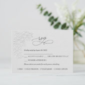 Faux Embossed White Roses Wedding RSVP Card Karte (Stehend Vorderseite)