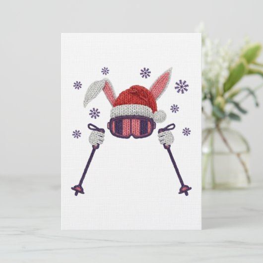 Faux yarn skiing rabbit with Santa hat winter humo Einladung (Stehend Vorderseite)