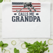 Favorite Hockey Player Calls Me Grandpa Vintage Sh Geschirrtuch (Gefaltet)