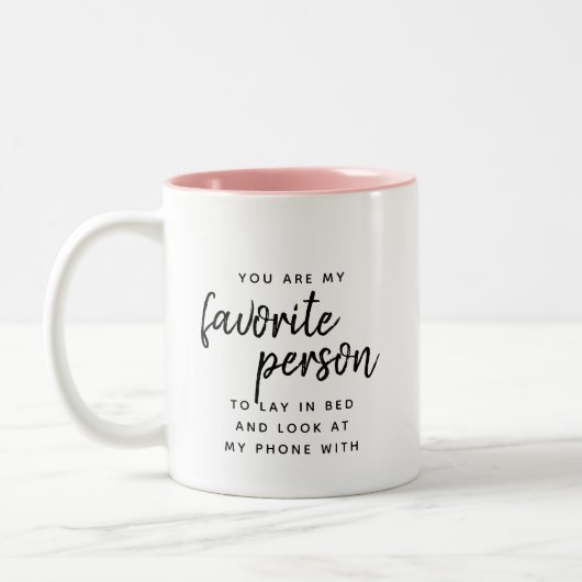 Favorite Person Custom text Moderne Funny Valentin Zweifarbige Tasse (Links)