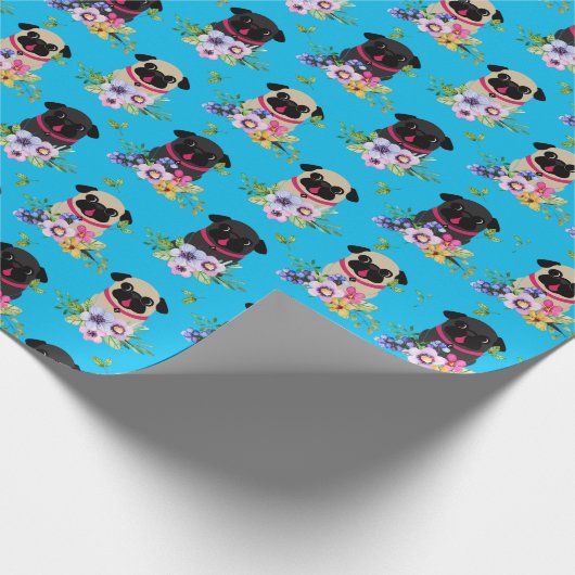 Fawn and Black Möpsen mit Blume Geschenk Geschenkpapier (Ecke)