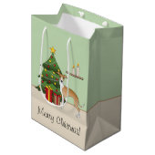 Fawn and White Italian Greyhound & Christmas Tree Mittlere Geschenktüte (Vorderseite Schrägansicht)