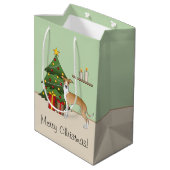 Fawn and White Italian Greyhound & Christmas Tree Mittlere Geschenktüte (Rückseite Schrägansicht)