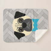 Fawn Pug with bowtie, Herringbone grey Sherpadecke (Vorderseite (Horizontal))