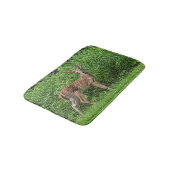 Fawn vor einem Zaun Badematte (Schrägansicht)