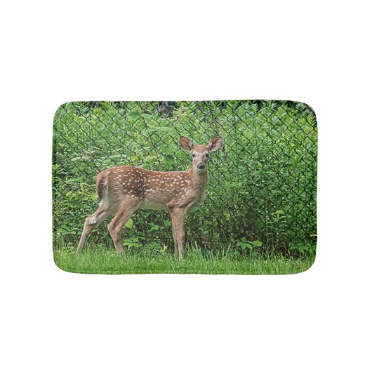 Fawn vor einem Zaun Badematte (Vorderseite)