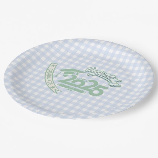 Faye und Lauren Light Blue Gingham Abschluss 2025 Pappteller (Schrägansicht)