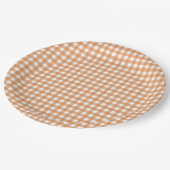 Faye und Lauren Orange Gingham Pappteller (Schrägansicht)