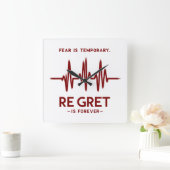 Fear is temporary regret is forever motivational quadratische wanduhr (Zuhause)