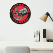 Fear no Evil Badass Honey Badger Red Animal Art Große Wanduhr