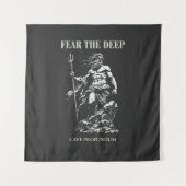 Fear the Deep – Poseidon Mythic Wandteppich (Vorderseite)