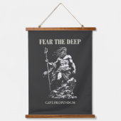 Fear the Deep – Poseidon Mythic  Wandteppich Mit Holzrahmen (Vorderseite)