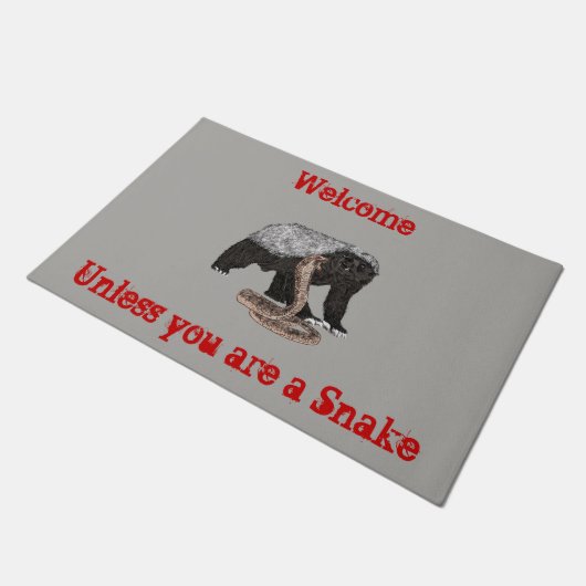 Fearless Badass Honey Badger attackiert Cobra Art Fußmatte (Schrägansicht)