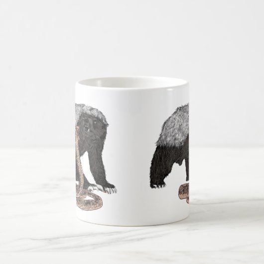 Fearless Badass Honey Badger attackiert Cobra Art Kaffeetasse (Mittel)