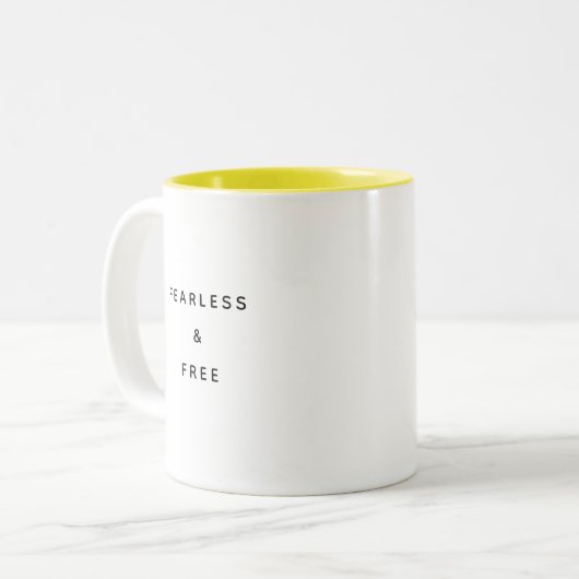 Fearless & Free Typography Modern Two-Tone Mug Zweifarbige Tasse (Vorderseite Links)