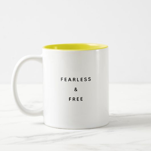 Fearless & Free Typography Modern Two-Tone Mug Zweifarbige Tasse (Links)
