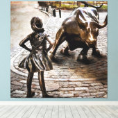 Fearless Girl steht vor Rampingbulle Leinwanddruck (Insitu (Holzboden))