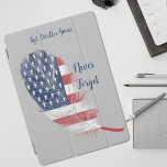 Feather USA Flag nie vergessen Erinnerung iPad Pro Cover<br><div class="desc">Feather USA Flag Vergessen Sie nie Erinnerung iPad Cover. Mit dem personalisierten Feather mit der US Flag Niemals vergessen Erinnerung iPad Cover - ein berührendes Design, das sich an Ehre und Erinnerung erinnert. Die anmutig gerenderte Feder, eingebettet in die Fahne der USA, symbolisiert Widerstandskraft und Patriotismus. Die Phrase "Niemals vergessen"...</div>
