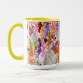 Feathers and Blooms: Rooster unter den Hollyhocks Tasse (Links)