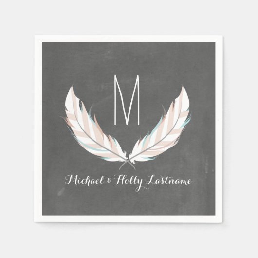 Feathers + Chalkboard Monogram Wedding Serviette (Vorderseite)