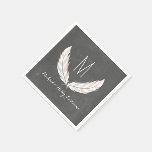 Feathers + Chalkboard Monogram Wedding Serviette (Ecke)